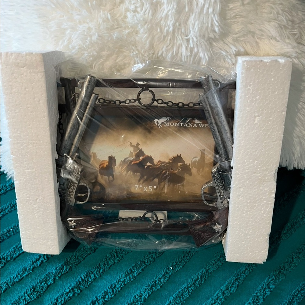 BNIB MONTANA WEST MEDAL DOUBLE PISTOL 7X5 PICTURE FRAMES.